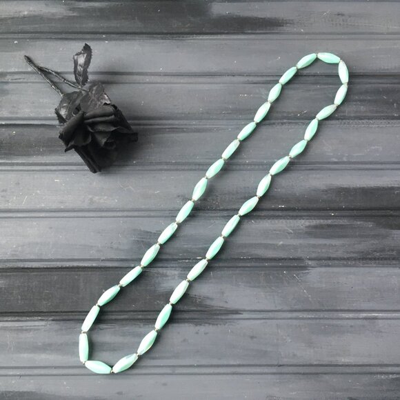 Vintage Light Green Necklace - Picture 2 of 9